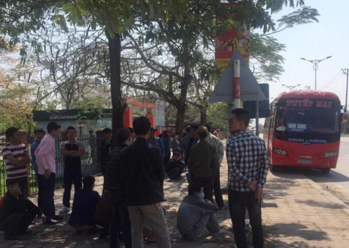 Các hành khách đi trên chiếc xe này được bố trí một xe khách để đảm bảo cuộc hành trình (Ảnh do CSGT cung cấp).