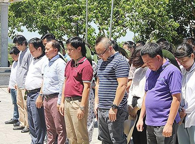 Phút mặc niệm tưởng nhớ công ơn các anh hùng, liệt sỹ