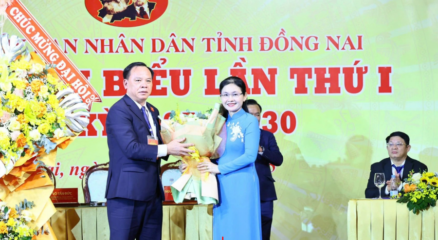 Chủ tịch UBND tỉnh Võ Tấn Đức tặng hoa cảm ơn Chủ tịch HĐND tỉnh Tôn Ngọc Hạnh. Ảnh: BĐN