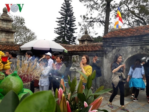 Người dân thắp nén nhang thơm, cầu mong Quốc thái dân an, gia đình hạnh phúc.