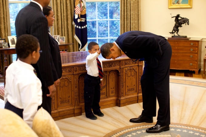 Tháng 5/2009, cậu bé Jacob Philadelphia nói với ông Obama rằng: “Cháu muốn biết tóc cháu có giống của ngài không” và  Obama đáp: “Hãy chạm vào nó đi, cậu bé". (Ảnh: Pete Souza)