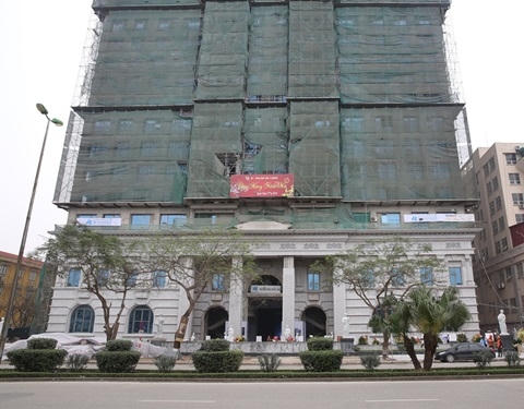 Đá ốp mặt ngoài với kinh phí lên tới 150 tỷ đồng đã được thi công hoàn thiện phần khối đế và đang tiếp tục được hoàn thiện phần thân.