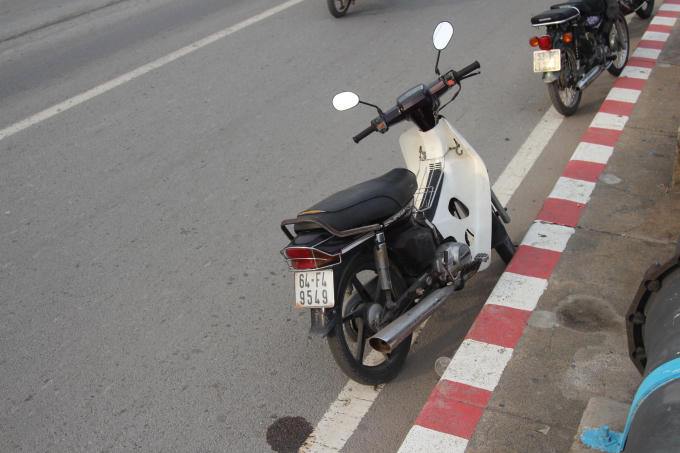 Chiếc xe máy bỏ lại trên cầu.