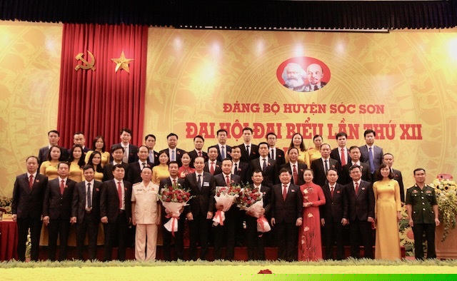 Ban Chấp hành Đảng bộ huyện Sóc Sơn khóa 12 ra mắt Đại hội. Ảnh: KTĐT