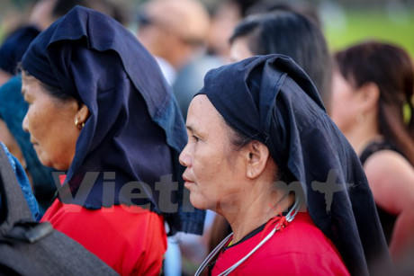 Tới H&agrave; Nội, ngo&agrave;i c&aacute;c điểm du lịch nổi tiếng, du kh&aacute;ch sẽ c&oacute; thể thấy th&uacute; vị khi được chứng kiến nghi lễ ch&agrave;o cờ đầy thi&ecirc;ng li&ecirc;ng tại Quảng trường Ba Đ&igrave;nh.