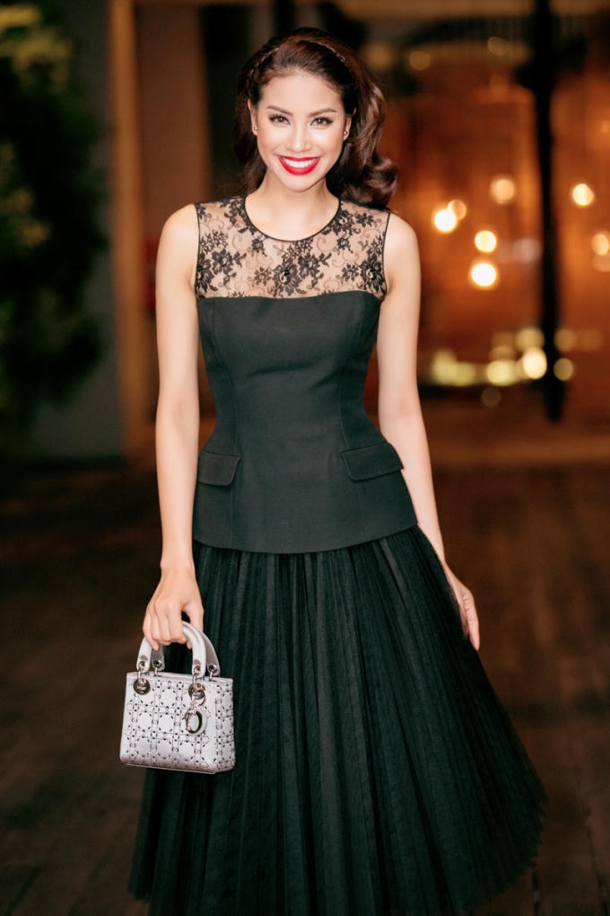 Trong toàn bộ set đồ này, chiếc túi xách nhỏ xinh màu bạc của Dior trông có vẻ “lệch tông” nhưng lại chính là điểm nhấn đặc giúp cho toàn bộ set đồ với một màu đen tuyền sẽ không trở nên đơn điệu và nhàm chán.