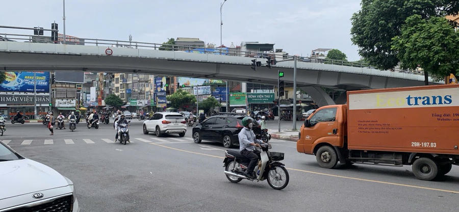 Ngã tư Ô Đông Mác- Nguyễn Khoái đã đi vào hoạt động nhiều năm, nhưng khiếu nại, tố cáo của người dân vẫn đang được giải quyết.