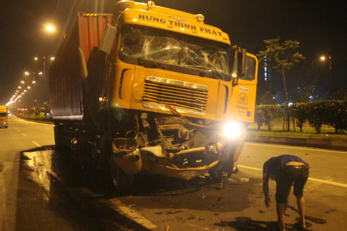 Chiếc container hư hỏng sau va chạm, tài xế tử vong thương tâm.