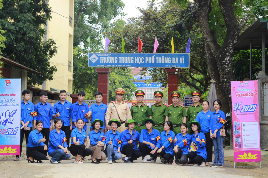 Các lực lượng có mặt từ sớm để giúp đỡ các thí sinh tại điểm thi Trường THPT Ba Vì
