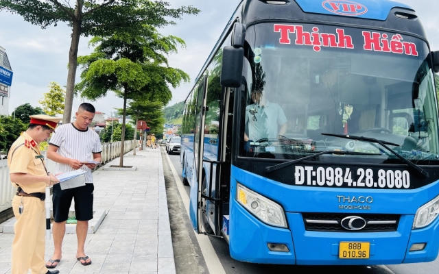 Công an Thành phố Lào Cai ra quân tổng kiểm tra hoạt động xe khách, xe tải container