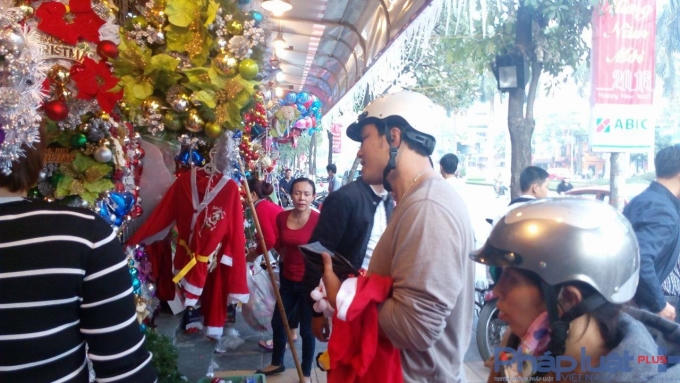 Mặc d&ugrave; chỉ c&ograve;n v&agrave;i giờ nữa l&agrave; tới thời khắc quan trọng trong đ&ecirc;m Gi&aacute;ng sinh nhưng nhiều chủ cửa h&agrave;ng vẫn kh&ocirc;ng