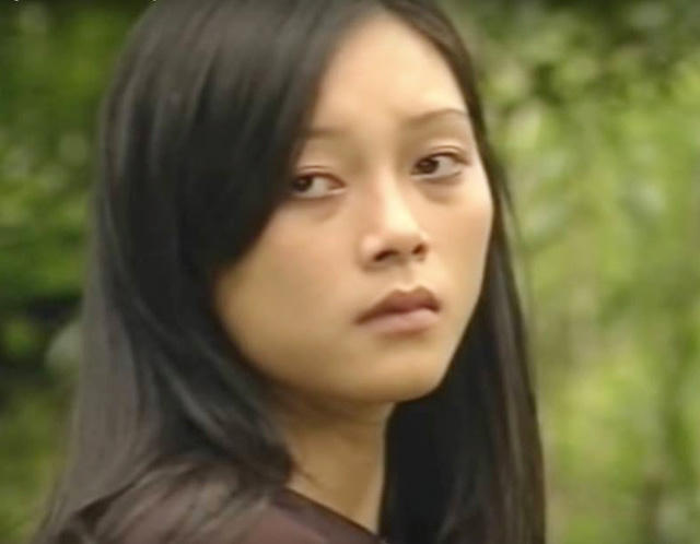 Ngoài “Sóng ở đáy sông”, Hoàng Thu Hường còn tham gia nhiều bộ phim khác như “Thiên đường ở trên cao”, “Vào đời”, “Những ngọn nến trong đêm”…