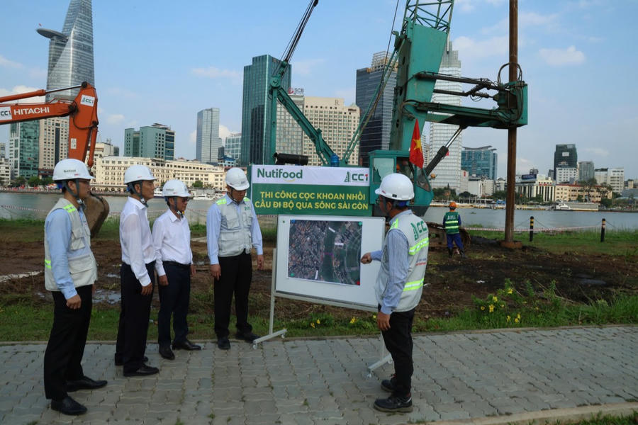 Lãnh đạo hai bên trao đổi cụ thể về các yếu tố kỹ thuật và trực tiếp chỉ đạo thực hiện trong quá trình thi công