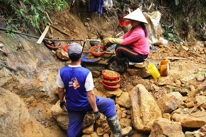 Bất chấp nguy hiểm, nhiều người vẫn liều mình khai thác vàng trái phép tại khu vực mỏ vàng Bồng Miêu.