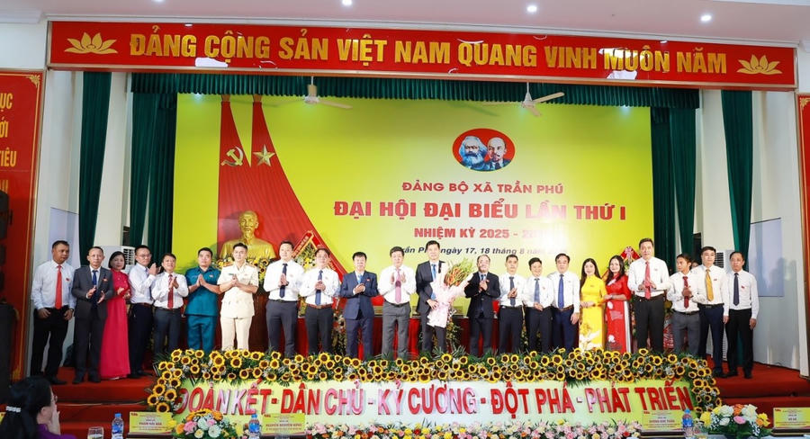 Phó Chủ tịch UBND thành phố Hà Nội Dương Đức Tuấn và các đồng chí trong đoàn công tác tặng hoa chúc mừng Đại hội và chúc mừng Ban chấp hành Đảng bộ xã Trần Phú