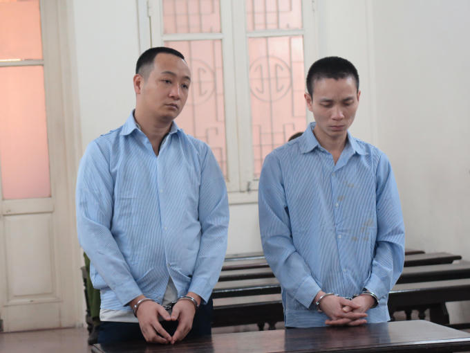 Bị cáo Tuấn và Tú tại tòa.