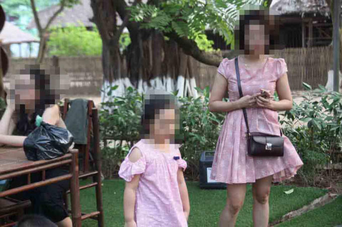 Hai mẹ con chị Hằng chụp ảnh cùng nhau trước đó.