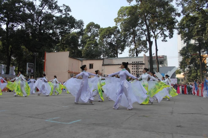 Dàn người đẹp biểu diễn tiết mục đồng diễn áo dài.