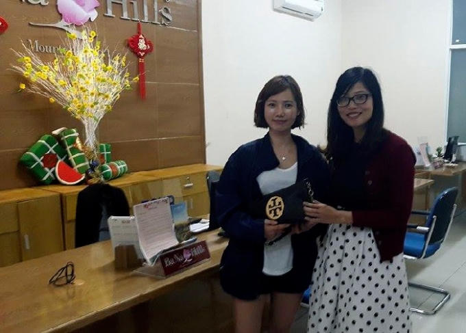 Nhân viên Bà Nà Hills trao trả tài sản cho du khách