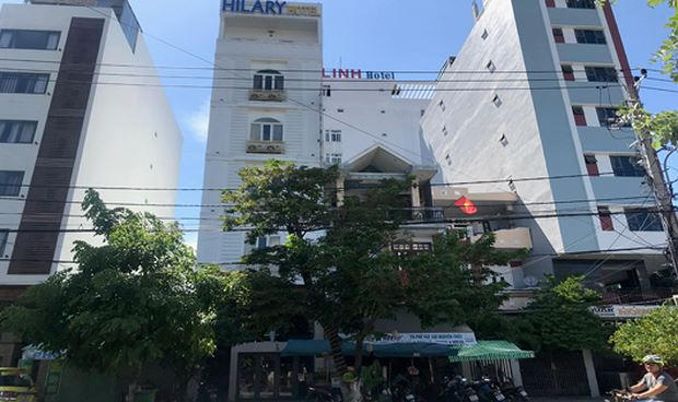 Khách sạn Hilary tại 128 Hồ Nghinh nơi các nạn nhân lưu trú và bị tử vong, cấp cứu nghi do ngộ độc.