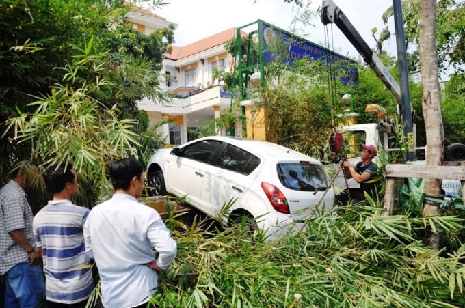 TP HCM: Nữ tài xế húc đổ rào thép, đè cụ ông chạy xe ôm