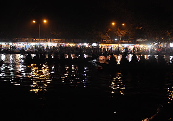 Rất đông thuyền bè đi trên suối Yến lúc trời còn tối sẫm