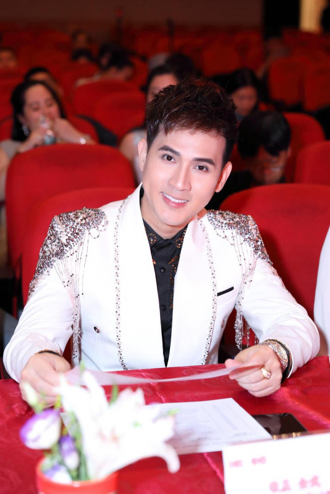 Nguyên Vũ ngồi ghế nóng tại các cuộc thi hoa hậu quý bà.
