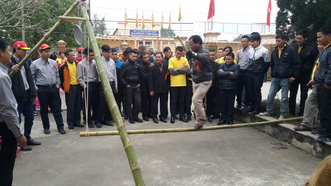 Các trò chơi dân gian thu hút rất nhiều người tham gia.
