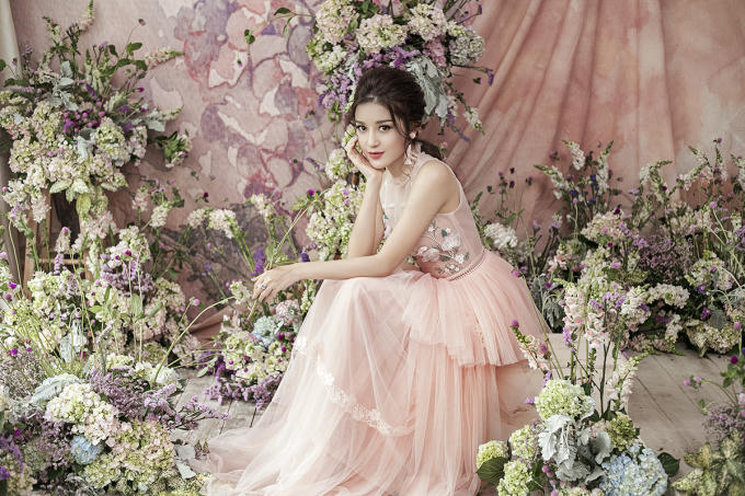 Diện váy xuyên thấu thêu hoa, Huyền My xinh đẹp như một nàng công chúa