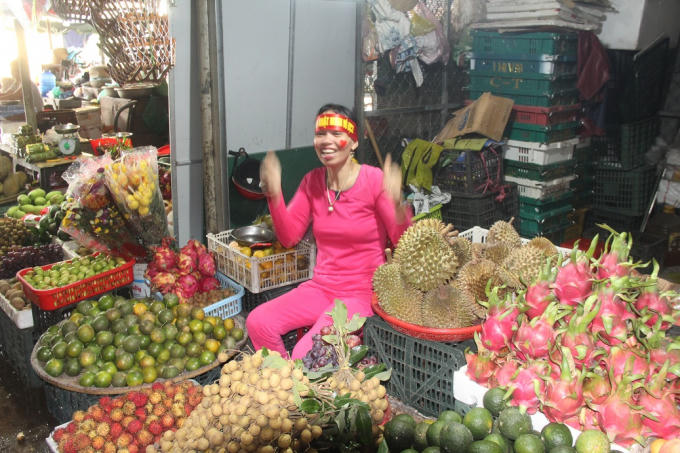 Tiểu thương bỏ b&aacute;n, thu&ecirc; tivi xem &ldquo;cậu b&eacute; Google&rdquo; thi chung kết Olympia