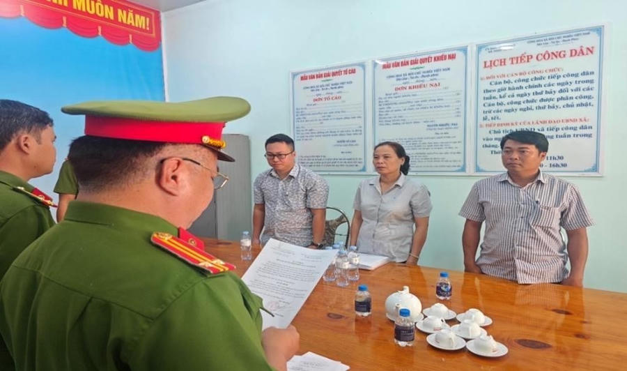 Cơ quan điều tra thi hành lệnh bắt tạm giam 3 bị can.