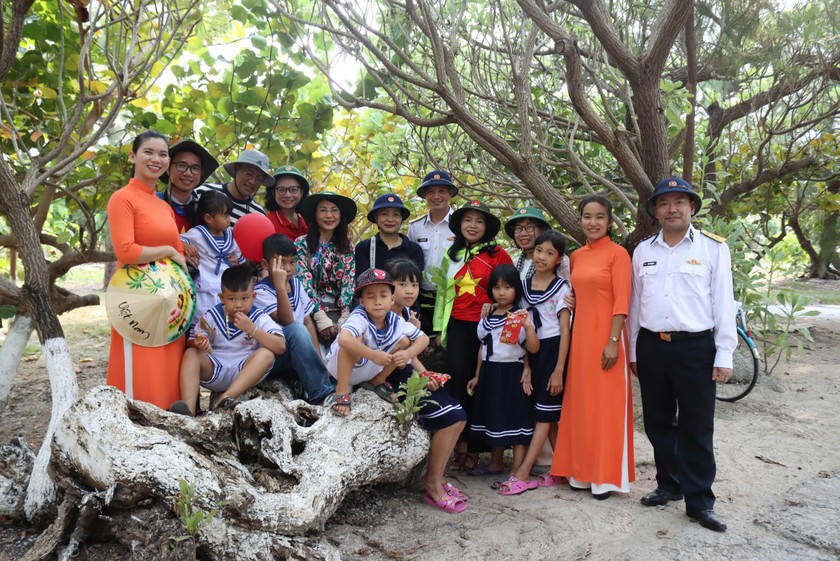 Mang hơi ấm đất liền ra đảo