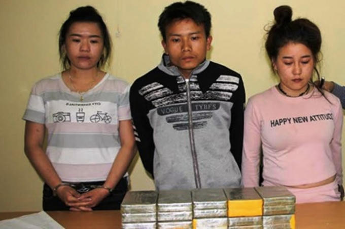 Các đối tượng cùng tang vật tại cơ quan cảnh sát điều tra.