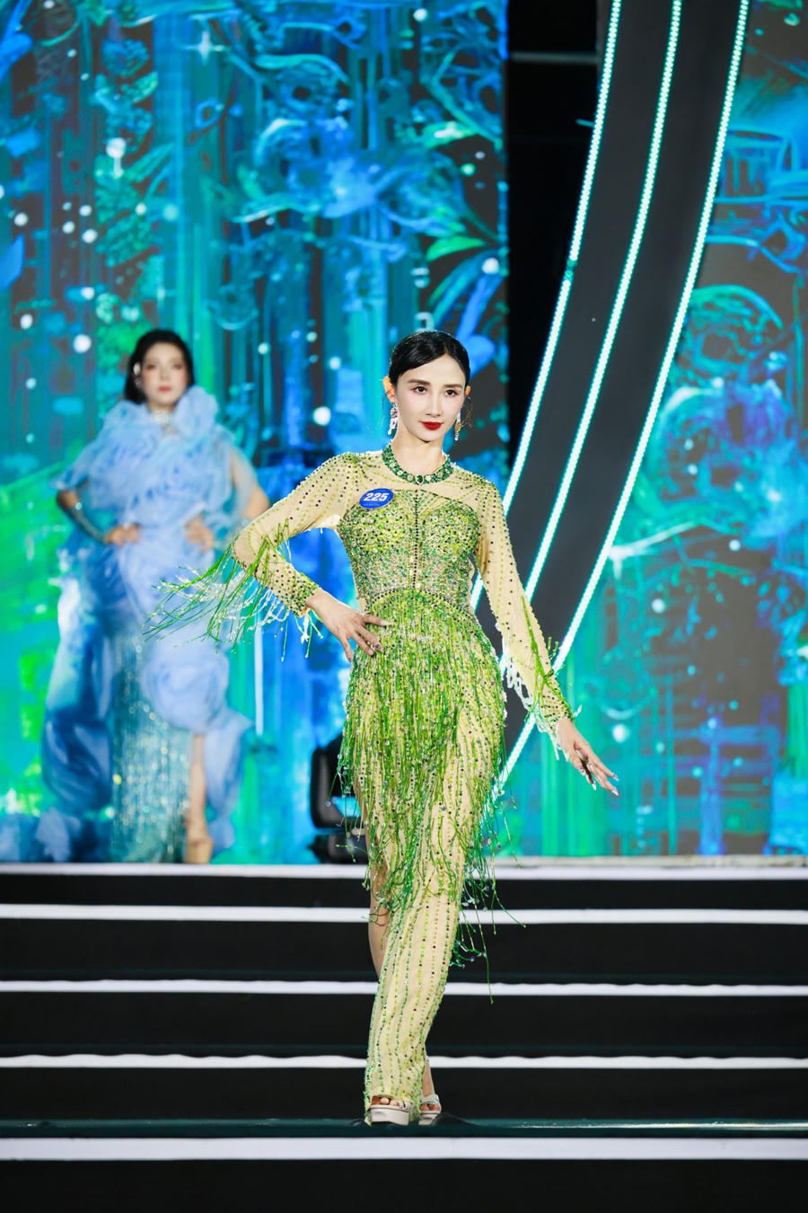 Phạm Thị Thanh Hương quyến rũ trong màn trình diễn trang phục dạ hội.