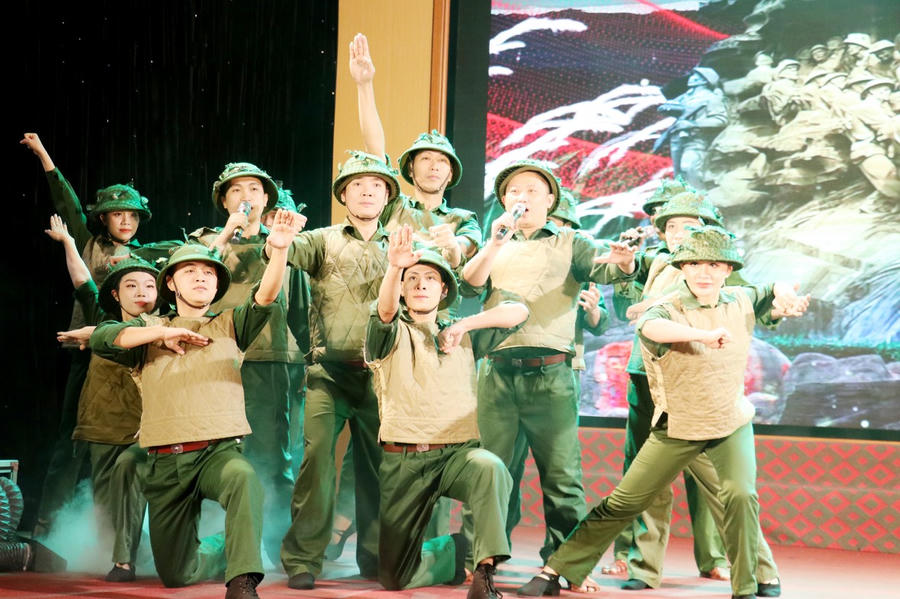 Chương trình nghệ thuật tái hiện cuộc chiến Điện Biên Phủ hào hùng năm xưa.