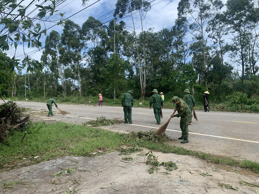 Ra quân dọn dẹp vệ sinh môi trường các tuyến đường trên địa bàn phường trà cổ, mang đến một diện mạo tươi mới