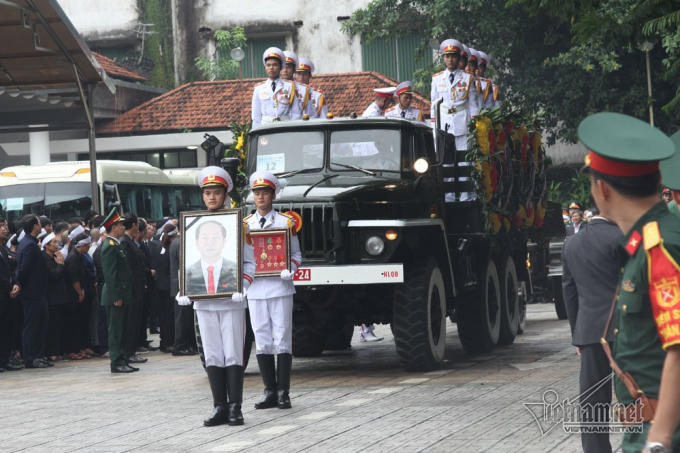 Đi đầu là xe chỉ huy; xe chở quốc kỳ, ảnh, gối Huân chương