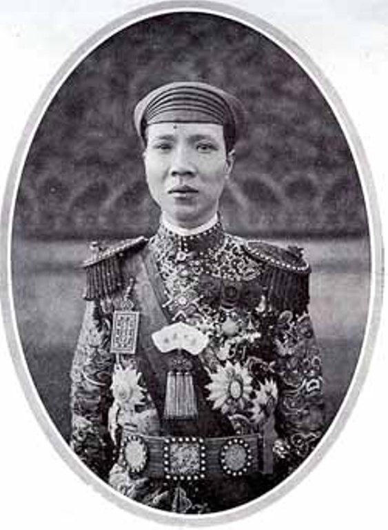 Vua Khải Định rất thích trau chuốt chuyện ăn mặc, trang điểm.