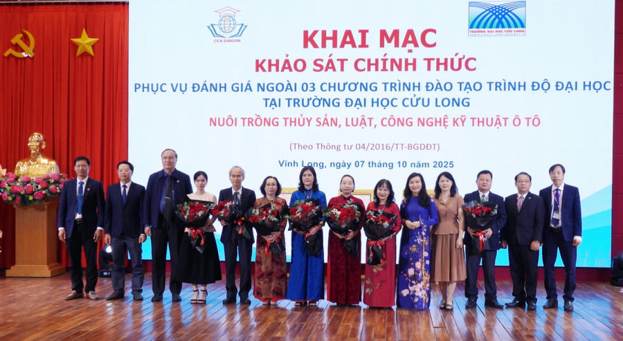 Đại biểu chụp hình lưu niệm