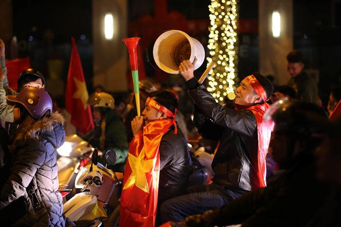 Các vật dụng được trưng dụng cho những màn ăn mừng. (Ảnh: Tiền Phong)