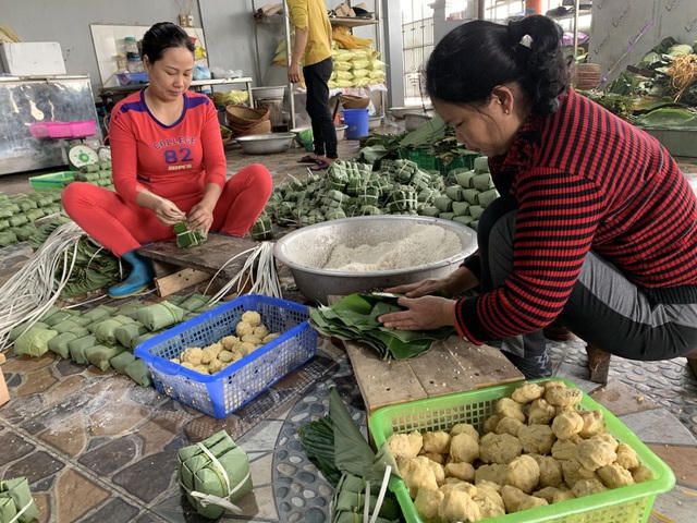 Già trẻ gái trai trong làng ai cũng gói bánh nhanh thoăn thoắt.