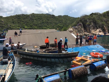 Hiện trường vụ chìm nhà hàng bè ở vịnh Vĩnh Hy trưa 23/7. Ảnh: Anh Văn