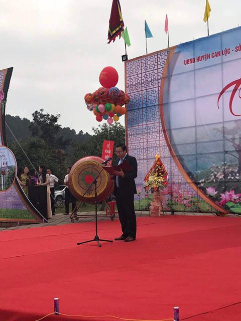 Ông Bùi Xuân Thập Giám đốc Sở VHTT&amp;DL tỉnh HT đọc diễn văn khai hội.