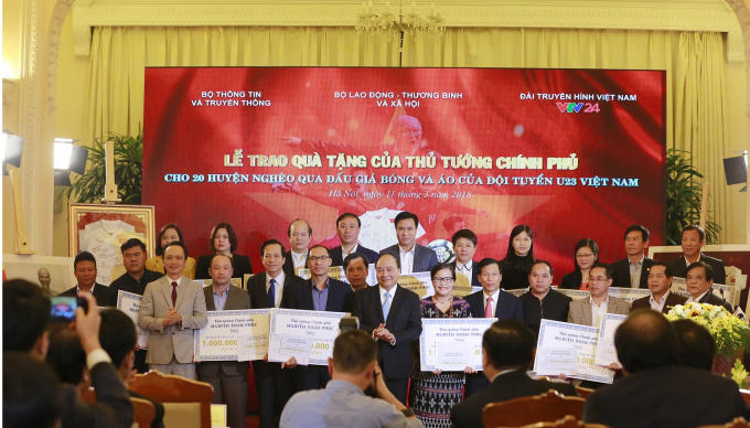 Số tiền đấu giá hiện vật 20 tỷ đồng từ Tập đoàn FLC sẽ được chuyển tới 20 huyện tại ba miền Bắc, Trung, Nam, mỗi huyện 1 tỷ đồng. 500 ngôi nhà sẽ được xây tặng những gia đình có công với cách mạng, người nghèo có hoàn cảnh khó khăn.