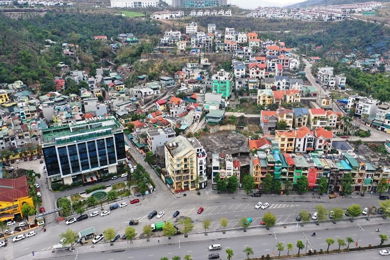 Dự án tòa nhà chung cư Quawaco nằm sát cạnh trụ sở Công ty cổ phần nước sạch Quảng Ninh thuộc địa bàn phương Hồng Hải, TP.Hạ Long. Đây được đánh giá là khu đất kim cương với giá trị hàng trăm triệu đồng/m2.