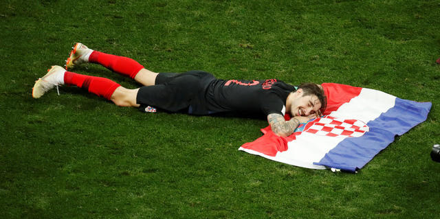 Vrsaljko thể hiện niềm hạnh phúc với lá quốc kỳ của Croatia