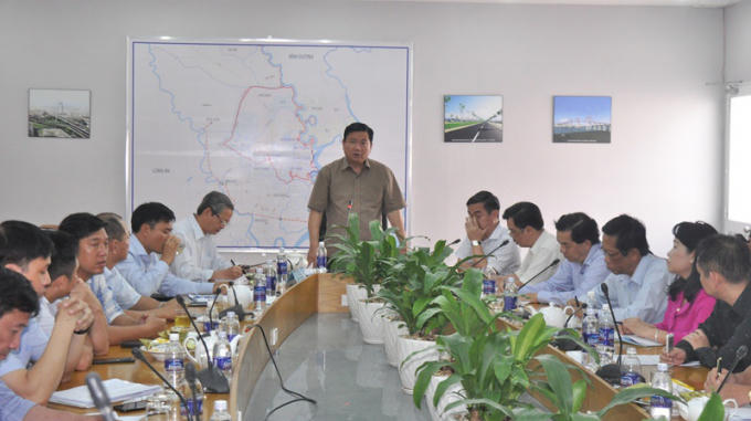 Bí thư Thành ủy Đinh La Thăng chỉ đạo rà soát lại giá nước sạch chiều 4-2. Ảnh: TÁ LÂM
