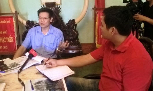 Ông Hải (bên trái): “Không có chuyện tôi mang cây sứ tại Đại nội đi tặng cho Giám đốc Sở Tài chính”.