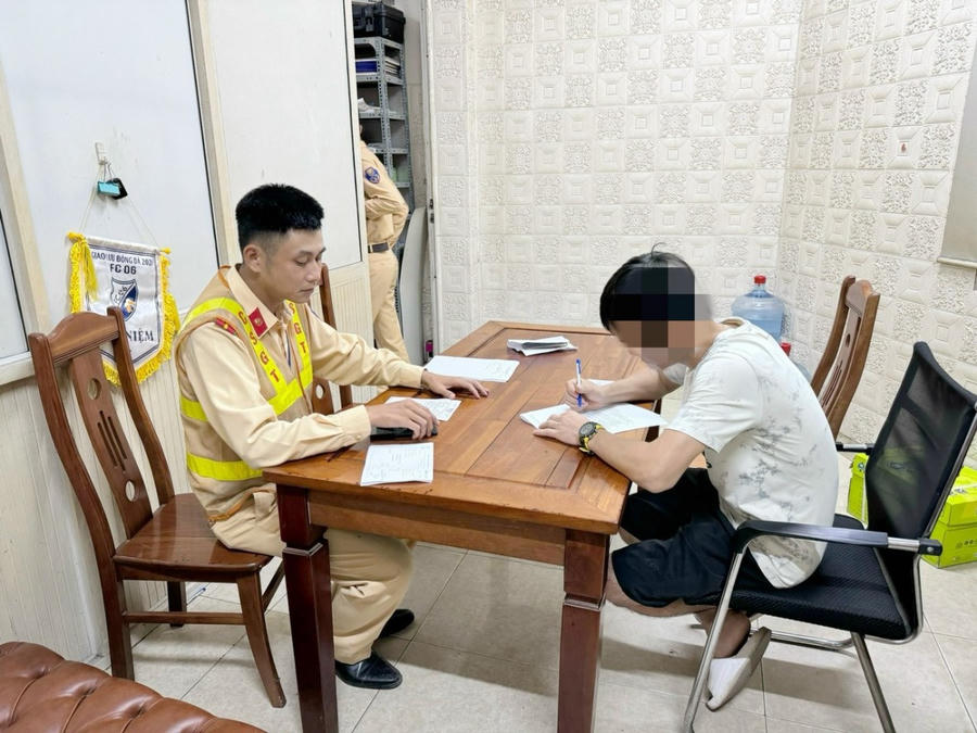 Lực lượng chức năng tiến hành lập biên bản với tài xế V.Đ.T
