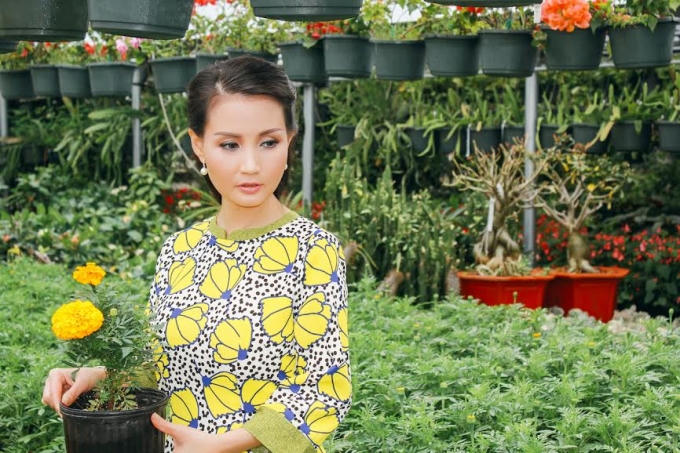 Những đóa cúc vàng luôn được hoa hậu Sương Đặng lựa chọn để bày biện, trang trí cho gia đình.